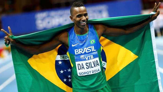 comemora o bimundial em pista coberta abraçado à bandeira do Brasil (Foto: Reuters) Duda 01 SEM RECESSO E FESTAS DE FIM DE ANO A saga do saltador começou em dezembro do ano passado.