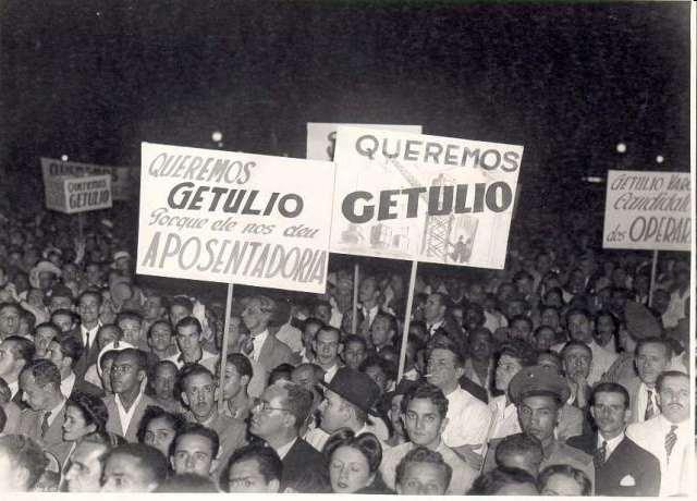 Surgiu, então, um movimento chamado queremismo, que usava os slogans "Queremos Getúlio" e "Constituinte com Getúlio".