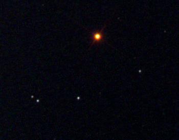Variável Mira Pertence a uma classe de estrelas variáveis pulsantes caracterizadas por uma coloração de vermelho intenso, períodos de pulsação maiores do que 100 dias, e amplitudes de luz maiores do