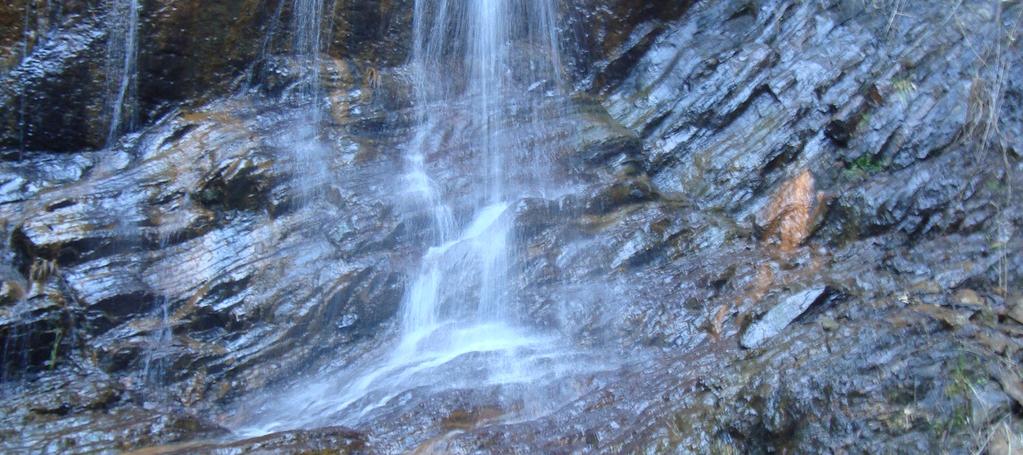 1. Enquadramento geográfico, geológico, geomorfológico e biogeográfico A Fraga da Água d Alta é uma cascata localizada na vertente ocidental da Serra do