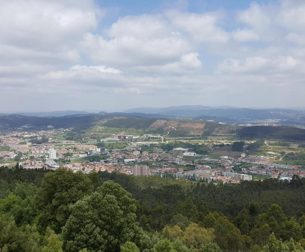 VALONGO O MUNICÍPIO Situado na Região Norte, no distrito do Porto, Valongo é limitado a norte pelo município de Santo Tirso, a nordeste por Paços de Ferreira, a leste por Paredes, a sudoeste por