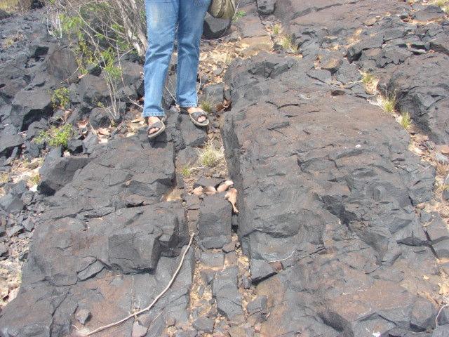 Esse rio está estruturado em escalonamentos nas áreas de basaltos, onde nota-se a presença de areias hidromórficas e a presença de fanconglomerados, cascalhos jovens não estratificados.