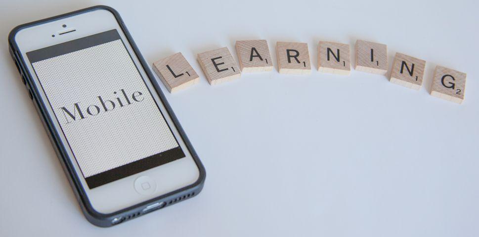 M-learning (mobile learning - aprendizagem por meio de dispositivos móveis) é um campo emergente, que engloba tecnologias sem fio e computação