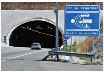 144 Figura 38 - Controle de velocidade média em túneis na Espanha Fonte: DGT, 2013 Esse sistema tem base em tecnologia de processamento de imagens.