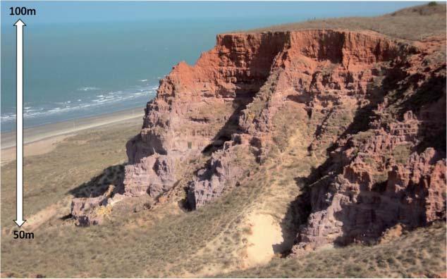 Inversão Neotectônica do Relevo na Bacia Potiguar, Nordeste do Brasil. Figura 8 - Falésia na Formação Barreiras ao norte de Serra do Mel. de costa.