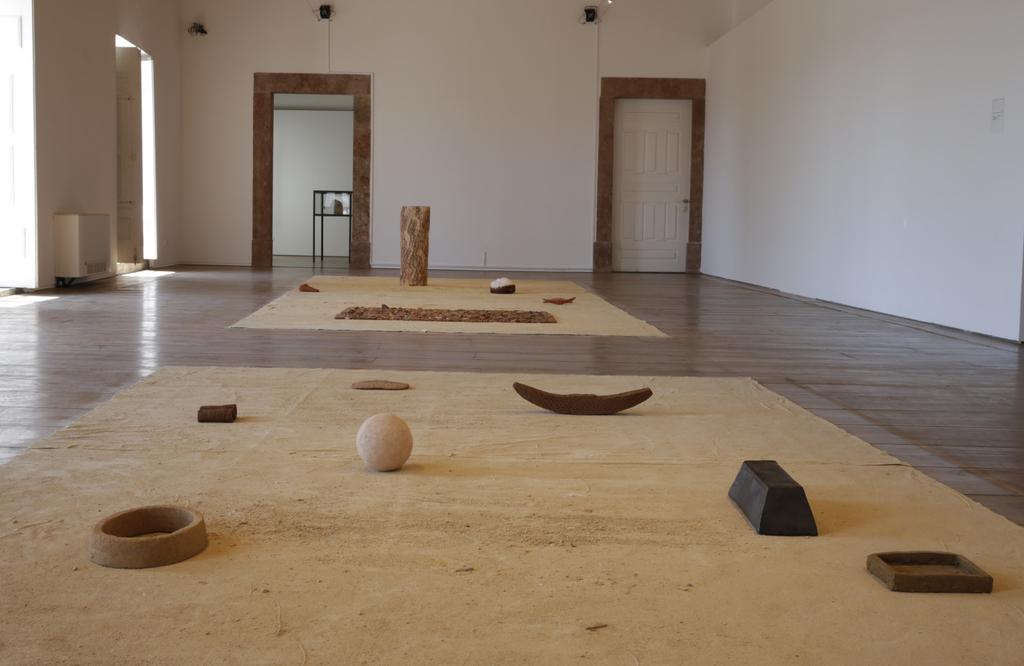 Sérgio Carronha (Artista convidado) Sala de Tavira, 2016 Conjunto de peças em cerâmica, terra, sal,