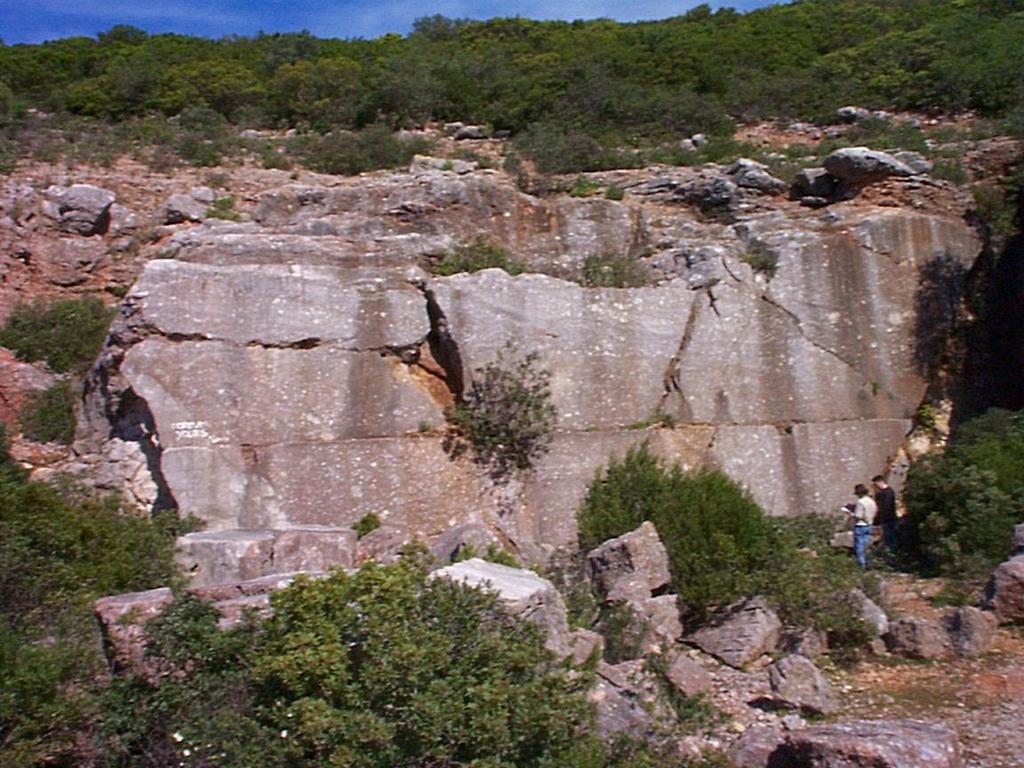 Relevância do Critério VIII alguns exemplos Brecha da Arrábida SÍNTESE: A Brecha da Arrábida tem um carácter EXCEPCIONAL, porque: 1 - É um tipo litológico único no mundo; 2 - É um