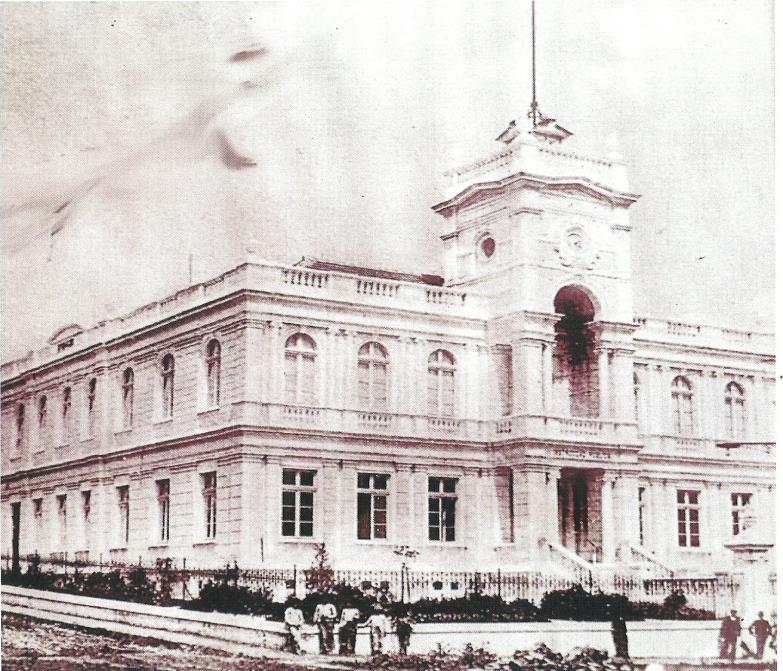 novo prédio do Ginásio Paranaense e da Escola Normal por Francisco Xavier da Silva, conforme apresentado na figura 4. Figura 4: Ginásio Paranaense (1904 à 1950).