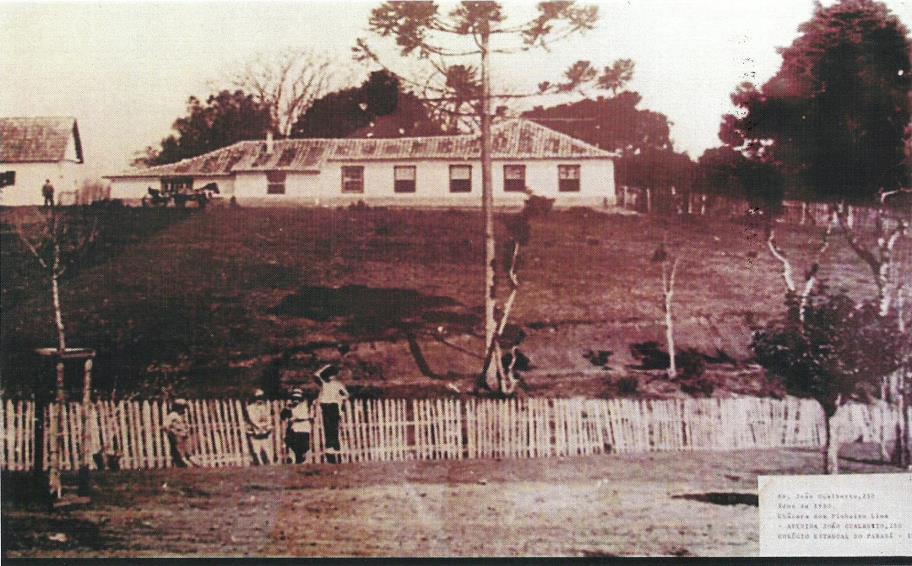 Com a pretensão de construir uma nova sede para o Colégio, foi comprada em 1944 pelo Estado a Chácara da Glória de Dona Laura Borges ( Nhá Laura ), figura 7, localizado ao lado do Passeio Público, na