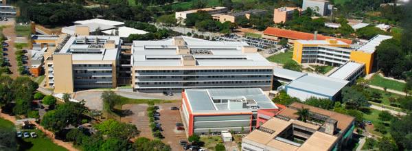 E S C O L A D E E N G E N H A R I A Universidade Federal de Minas Gerais A Escola de Engenharia da UFMG ocupa um complexo de prédios no Campus Pampulha e possui alguns laboratórios em unidades