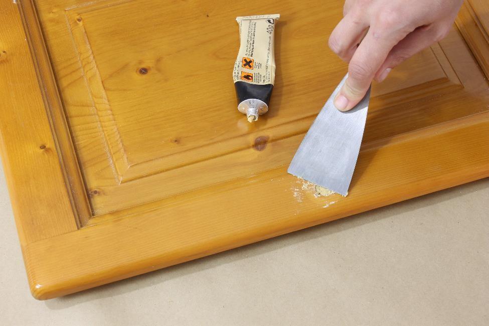 4. Retirar os puxadores e preencher os orificios Retire os puxadores das portas do móvel e preencha os orifícios com massa para madeira