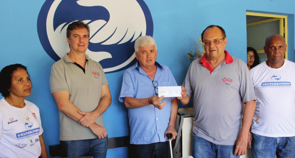6 Sindicato dos Bancários faz entrega de doação ao Gruparkinson O Sindicato dos Bancários de Ipatinga de Região (SEEB Ipatinga) fez a entrega de um cheque no valor de R$ 7.