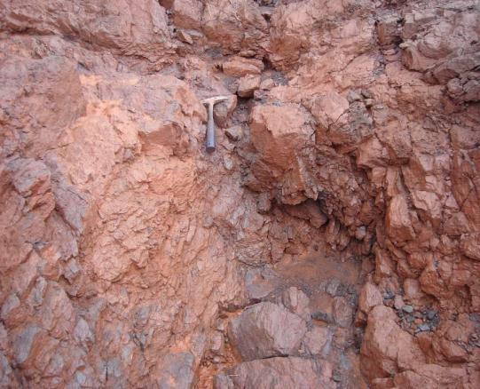 Na mina N5E, a HD ocorre na porção central, onde engloba a HM, e também pequenos corpos na porção noroeste da mina, na forma de corpos em geral alongados nas direções NE-SW e NW-SE, que são as