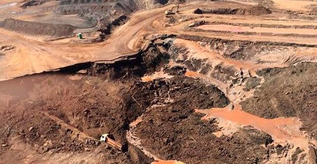 Rompimento de barragem de rejeito de minério de ferro Foto: Jornal O Tempo Fonte: http://www.tribunahoje.