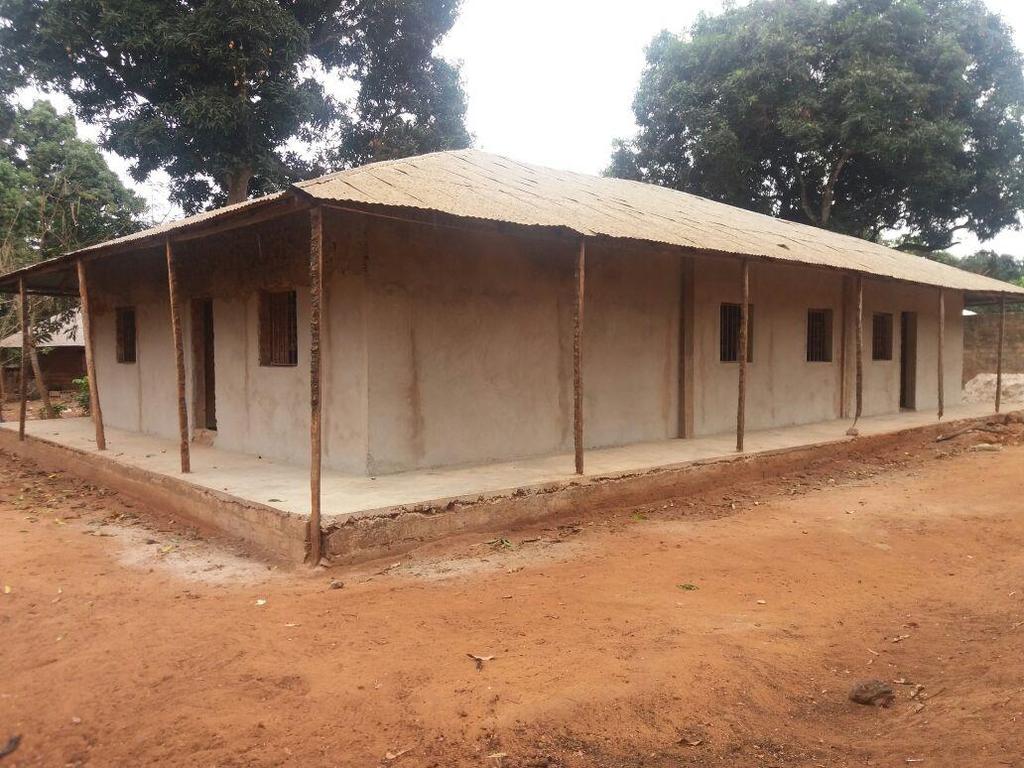 Visão geral da parte externa do templo. SEGUNDO PROJETO: CONSTRUÇÃO DA ESCOLA NOVA GERAÇÃO. A ESCOLA CONTA COM APROXIMADAMENTE 100(CEM) CRIANÇAS E ADOLESCENTES MATRICULADOS.