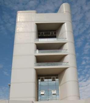 Construção de edifício de dois pisos, destinado à morgue e serviços de apoio, núcleo de escadas e elevador de raiz.