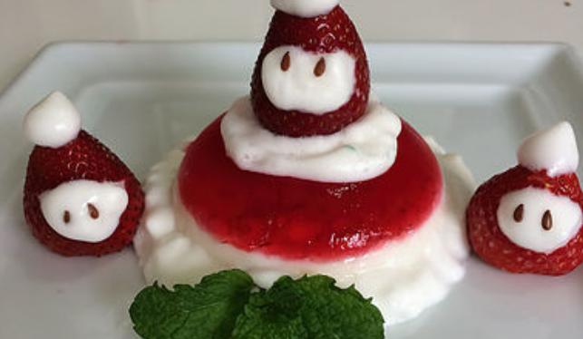 Panna Cotta Light de Natal Para a pana cotta 200 g de creme de leite light leve 2 colheres de sopa de adoçante culinário em pó 2 colheres de chá de essência de baunilha 1 colher de sopa de gelatina