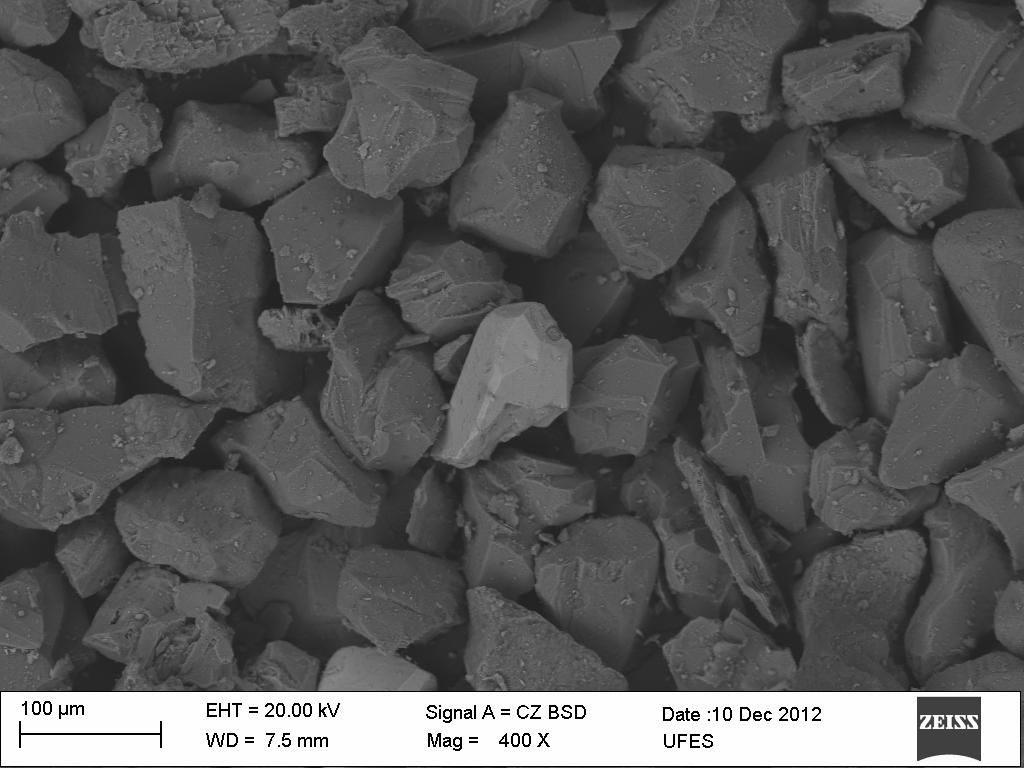 47 (a) (b) (c) (d) Figura 4-5 - Micrografia da areia média com tamanho médio de