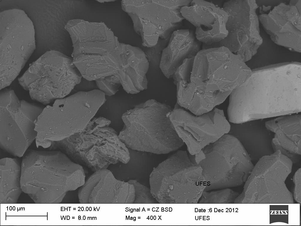 48 (a) (b) (c) (d) Figura 4-6 - Micrografia da areia grossa com tamanho médio de 170 μm.