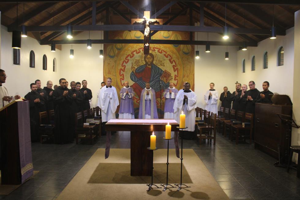 Natal do Senhor de 2016 Missa Solene da Noite Caríssimos Irmãos e Irmãs: Santo Agostinho numa homilia de Natal, assim se dirige aos fiéis de sua Igreja: Brilhou hoje para nós mais um aniversário do