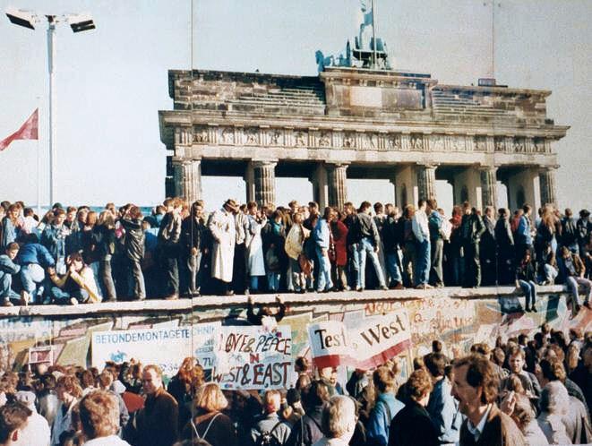 Figuras 15 e 16 Muro de Berlim, que foi derrubado em novembro de 1989 Fonte: Wikimedia Commons O muro de Berlim que, durante a Guerra Fria, separava os territórios da Alemanha Oriental e da Alemanha