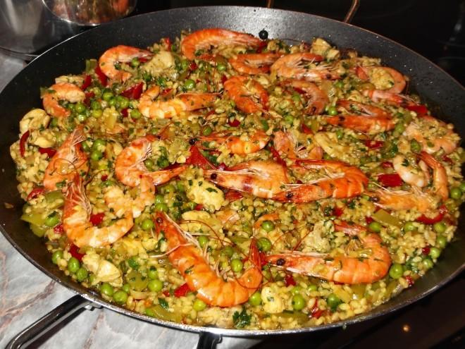Paella (pa e ja) misto de arroz e frutos do mar.