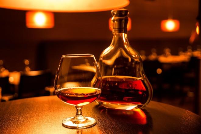 Cognac (co nha que) bebida produzida através do processo de destilação de vinhos e frutas.