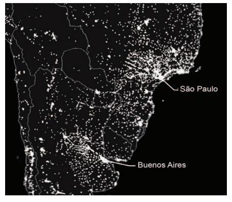 5ª Questão (Bravi) (UFMG adaptada) Analise esta imagem noturna, em que está retratada parte do Continente Sul-Americano: Csaba Deák. Globalização ou crise global?
