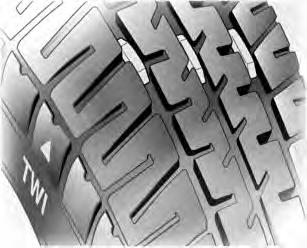 Inspeção dos pneus Os impactos contra o meio-fio podem causar danos nas rodas e na parte interna dos pneus. Há risco de acidentes a alta velocidade devido a danos ocultos nos pneus.