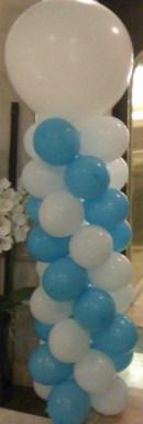 QUATRO COLUNAS COM BALÕES -Quatro colunas com balões cheios ar, a terminar com balão late gigante no