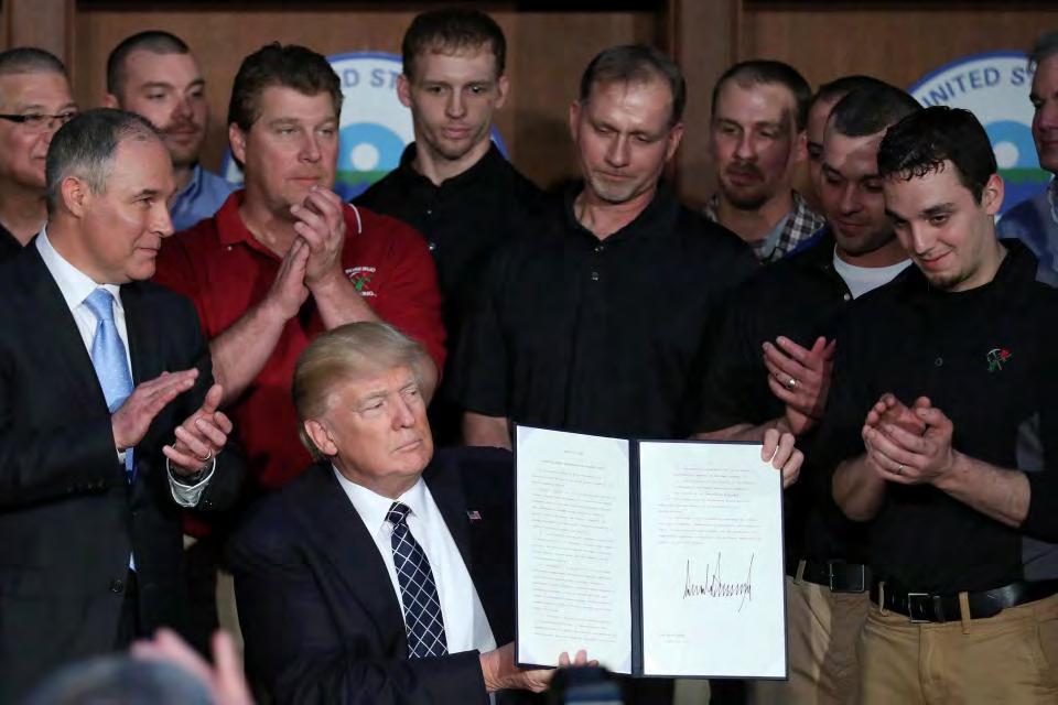 Freios ao desenvolvimento da energia limpa Presidente Trump assina ordem executiva para impulsionar a indústria de carvão dos EUA e reverte os