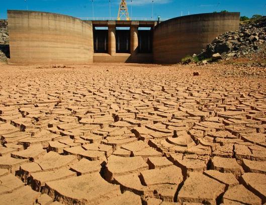 Brasil A seca que ocorreu em 1978 gerou um prejuízo de 8 bilhões de dólares; Na região Nordeste foram registradas 124 secas; A região Sudeste enfrentou a pior crise