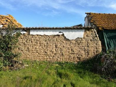 Figura 4. Alvenarias de adobe em casas: em Vale da Vila com blocos castanhos (a esq.); em Pinhal Novo com blocos cinza (a dir.) (2017).