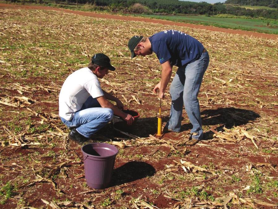 Aplicação do Formulário IQP junto ao produtor Amostragem de solo Tais estratégias devem ser construídas de forma participativa, através de ideias,