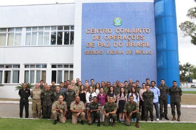 Centro Conjunto de Operações de Paz do Brasil capacita militares e civis O Centro Conjunto de Operações de Paz do Brasil, com sede no Rio de Janeiro, prepara nacionais e estrangeiros para as missões