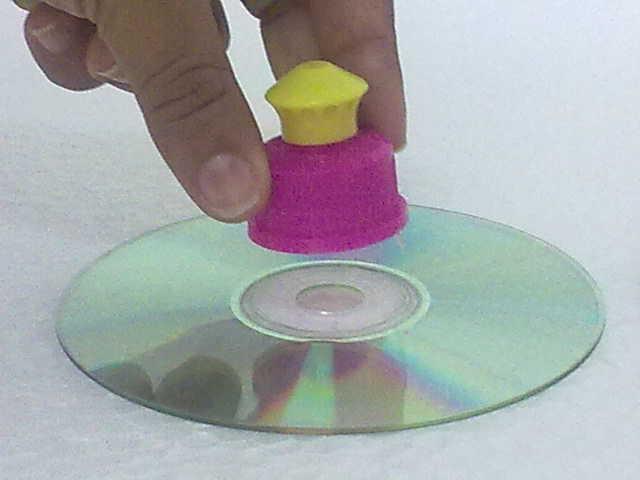 Quando liberado, o ar contido na bexiga deve sair pela parte de baixo do disco (aquela que fica em contato com a superfície de