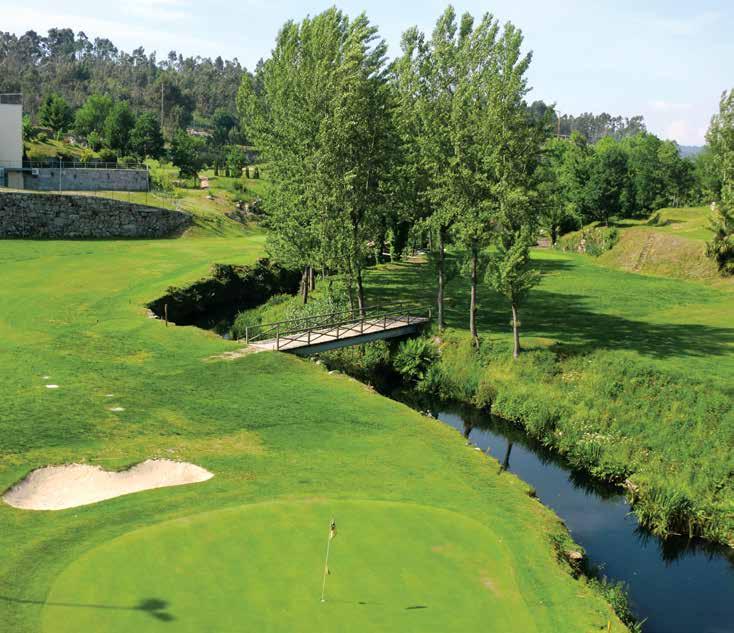 O campo de golfe de Rilhadas está inserido num complexo turístico com o mesmo nome e surgiu em Agosto de 2007.