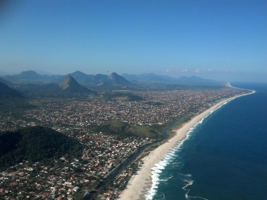 28 Figura 10 Vista do litoral de Maricá de cima da Pedra do Elefante no PESET. A APA de Maricá foi criada em 1984 pelo decreto N 7230 de 1984.