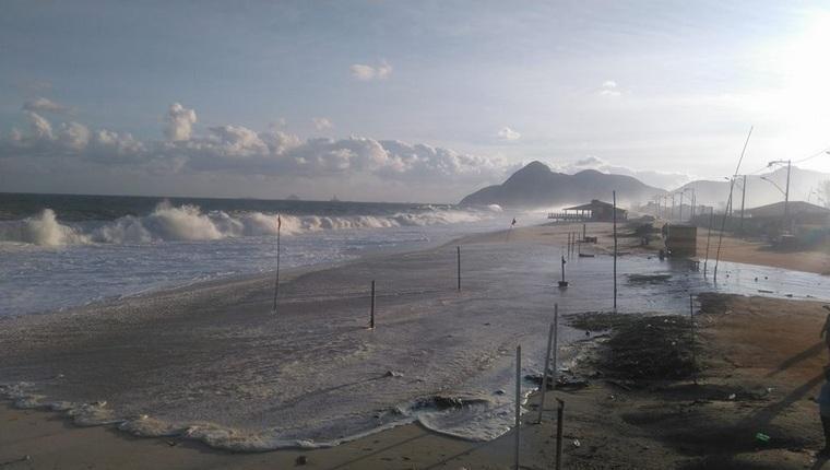 Beira Mar. Fonte: MaricaInfo, 2016. Figura 49 Ondas chegando a Av. Beira Mar em Itaipuaçú. Fonte: Leiseca Maricá, 2016.