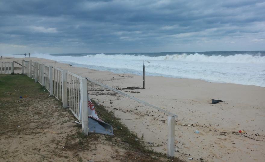 Litorânea e a Rua 13, no qual trabalha no local há 22 anos, foi informado que o Quiosque já sofrera com o impacto das ondas em