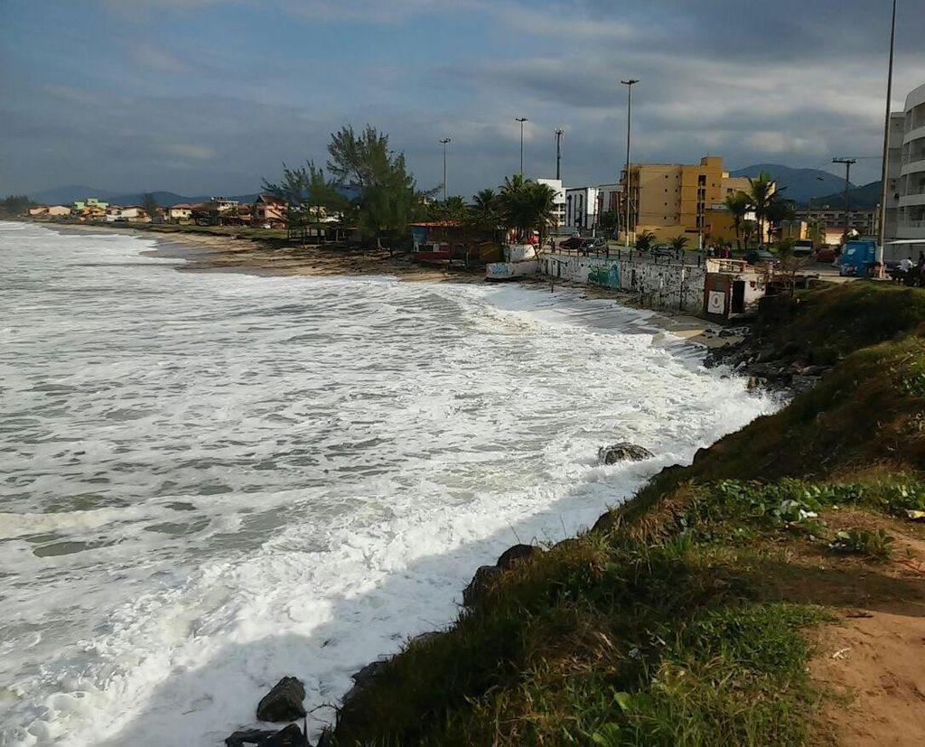 ondas já atingiram o quiosque em eventos passados, ocasionando danos.