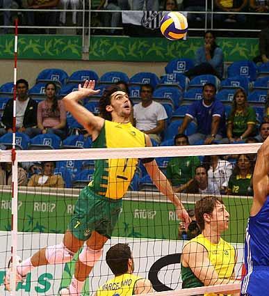 Fundamentos do voleibol Ataque - O ataque é feito após o levantamento, a técnica usada para