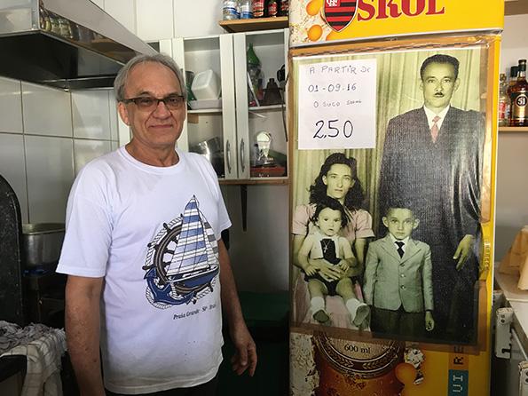 Bar do Pezão de pai para filho, há mais de 50 anos Uma linda e antiga foto estampa o freezer onde