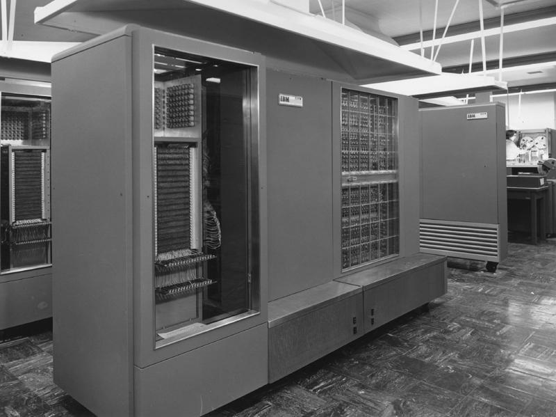 Linguagens de programação Histórico Em 1954 a IBM desenvolve o computador 704; O custo do software excede o custo do hardware; Toda a