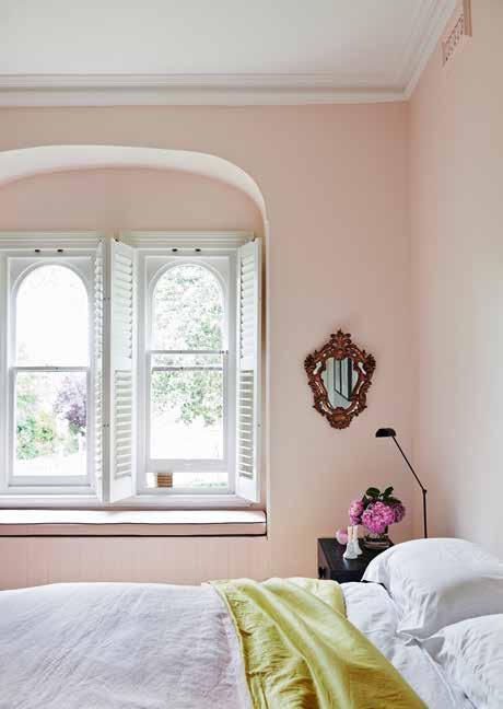 Destaque para as janelas de formato arquitetônico clássico e o suave toque de cor da colcha de seda CONTRASTE O