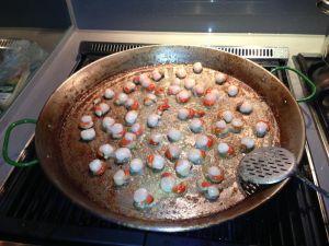 Numa panela refogue a cebola, com o vinho branco, a mostada e deixe reduzir pela metade, depois coloque o creme de leite e deixe reduzir mais um pouco.