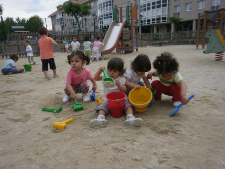 Aínda así, os tres libros de Renata quedaron moi entrañables e ás familias dos nen@s mostraron a súa ledicia por poder compartilos con nós. Probamos os amorodos do noso horto. Mmm, que bos están!