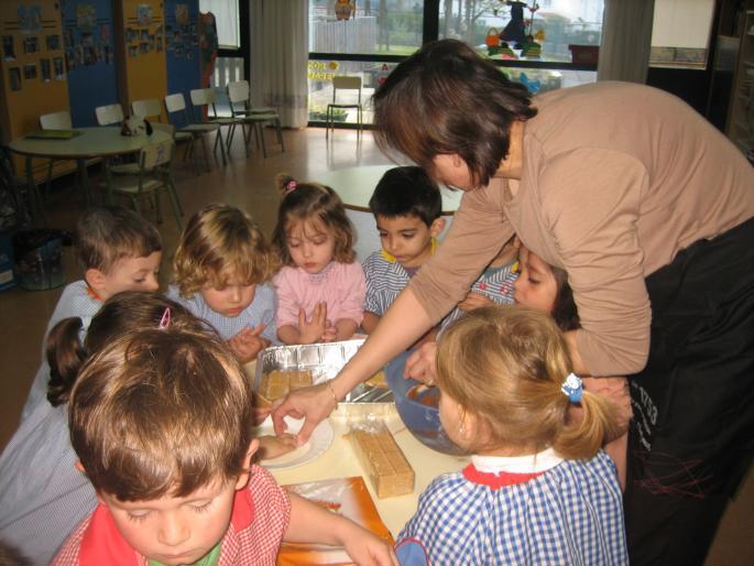 Insistimos no hábito de comer de xeito autónomo: que utilicen os cubertos,que coman sentados na cadeira sen levantarse, que mastiquen ben antes de tragar E como hábito social valoramos o silencio As