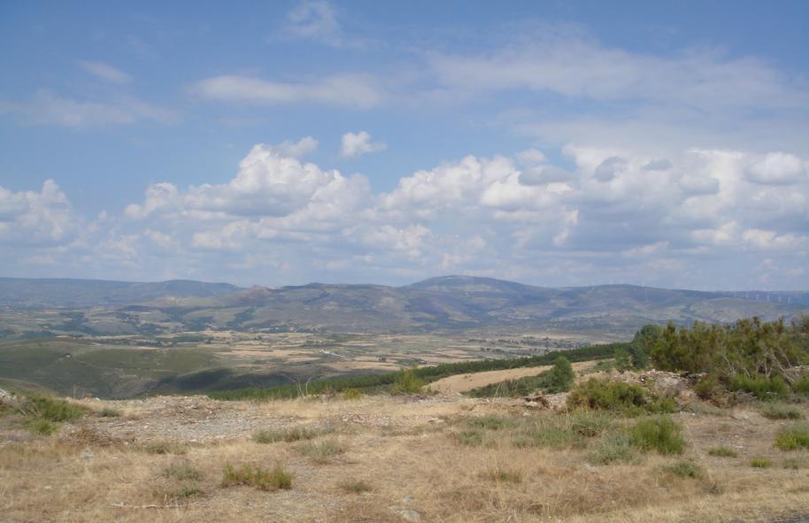 Figura 9: Vista sobre a Serra de Montesinho Os rios mais importantes que o percorrem são o rio Rabaçal, o Mente, o