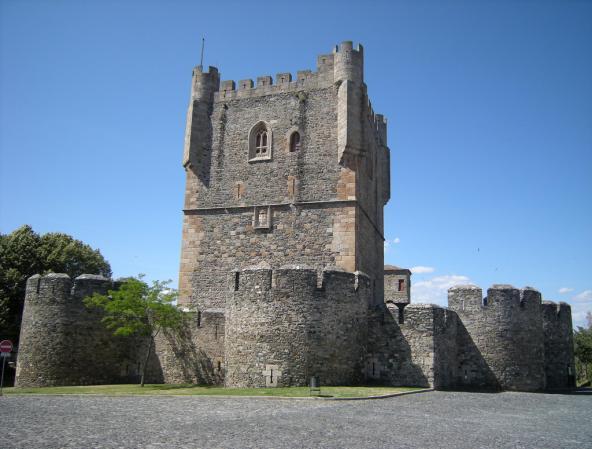 Localizado no centro da cidade, é um dos Castelos mais importantes e bem preservados do país.